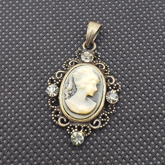 Cameo Lady Sillouette Pendant with Filligree Border Rhinestones on Bail - Picture 5 of 6